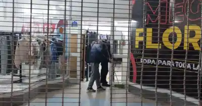 Arrancaron una reja de hierro para entrar: el robo que dejó en shock a los dueños de un local nuevo