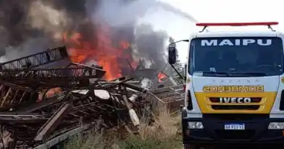 Un incendio arrasó una vivienda en Maipú: el techo se derrumbó y las pérdidas son totales