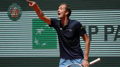 La furia de Medvedev en Roland Garros: su esposa le gritó y lo eliminaron en primera ronda