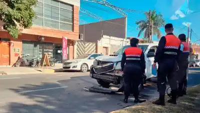 Chocaron contra un patrullero detenido en un semáforo y lo que pasó después sorprendió a todos