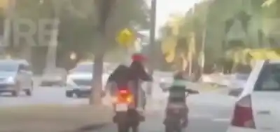 Lo filmaron en plena avenida: la peligrosa travesura de un nene al volante que asustó a todos