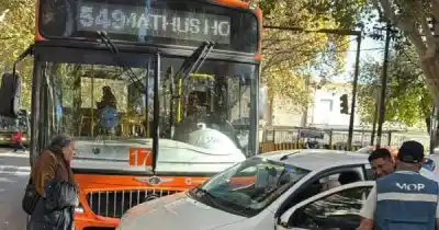 Un auto quiso pasar a un colectivo y lo que pasó después sorprendió a todos