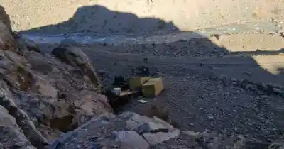 Desbarrancó un camión en Alta Montaña: el conductor murió en el acto