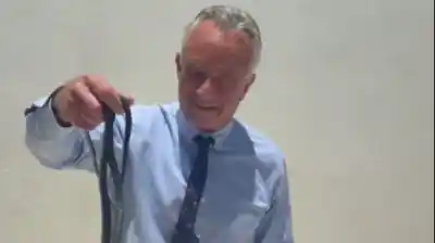 Atrapó dos serpientes en Florida y una lo mordió: el insólito video del secretario de Salud de EE.UU.