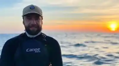 Surfeaba en Costa Rica y un pez espada le atravesó el pecho: la desesperada lucha por su vida