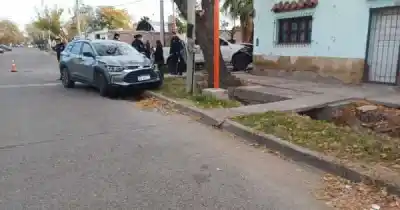 Un policía se descompensó al volante y desató un choque en Rivadavia que casi termina en tragedia