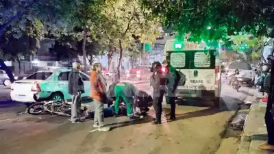 Choque en cadena sobre avenida Belgrano: la conductora terminó contra un auto y el responsable huyó