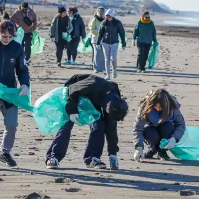 Más de 200 voluntarios limpiaron la costa tras el temporal y el resultado fue impactante