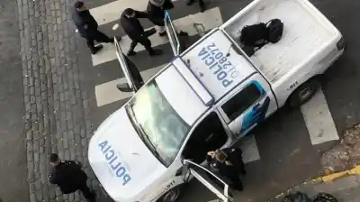 Treparon un paredón para entrar a su casa y lo que pasó después es escalofriante