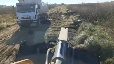 No es cualquier mantenimiento: los caminos rurales que están transformando la cosecha en 25 de Mayo