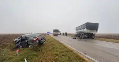 El conductor de un auto murió tras chocar de frente contra un camión en medio de la niebla