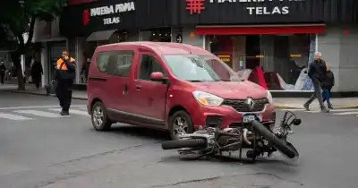 Choque entre utilitario y moto policial en pleno centro: una agente herida y cortes de tránsito