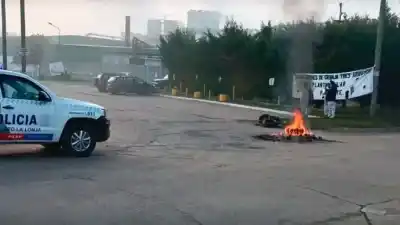 Prendieron fuego neumáticos y paralizaron la planta: el reclamo desesperado de 300 trabajadores