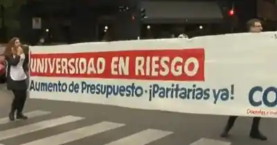 Docentes y estudiantes del Superior de Comercio salieron a la calle y lanzaron una advertencia que preocupa a toda la comunidad educativa