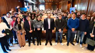 Estudiantes del interior recibidos por el ministro Herrera: el detalle que los emocionó