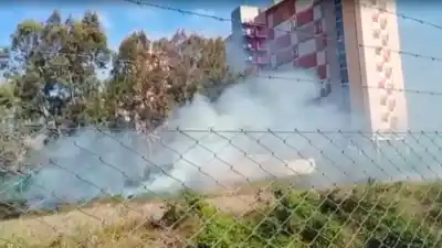 El humo cubrió la autopista y nadie podía ver: lo que pasó después asustó a todos