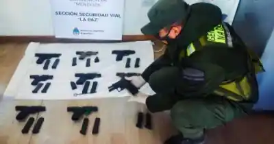 Viajaba como cocinero en un colectivo, pero en su equipaje encontraron un arsenal que dejó helada a la Gendarmería