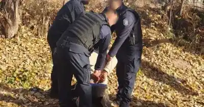 Escapó de la policía en Maipú, chocó y terminó escondido en un descampado