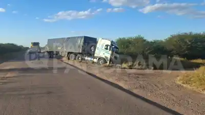 Evitó una colisión frontal y su camión terminó volcado en la banquina