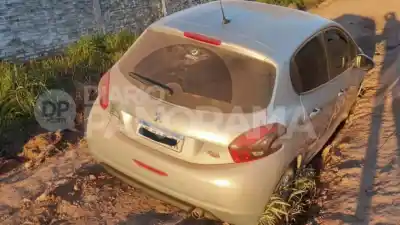 Avanzó por un camino de tierra y el suelo se tragó su auto: el insólito rescate en el club