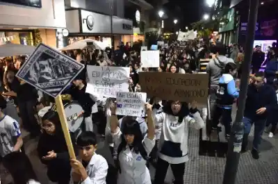 Marcharon por calles del centro tucumano: el reclamo que volvió a poner en alerta a la comunidad educativa