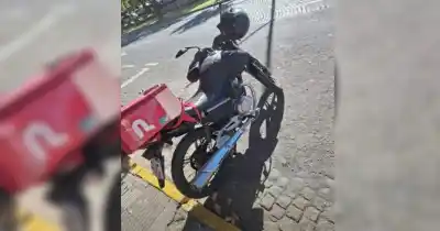 Velaba a su abuelo y al salir descubrió que le habían robado su herramienta de trabajo