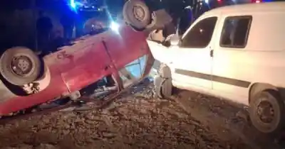 Perdió el control de su auto y volcó: el insólito detalle que revelaron los rescatistas