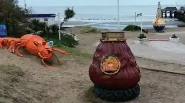 Robaron la bombilla del mate gigante de Mar del Tuyú: la indignación crece en la costa