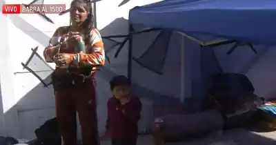 De ocho integrantes: la familia que terminó viviendo bajo un gazebo y pide ayuda desesperada