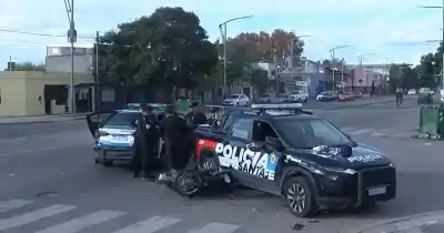 Iban en moto sin casco, esquivaron un control y el final fue contra un patrullero