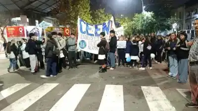 Marcharon por el microcentro y dejaron un reclamo que incomodó al Gobierno
