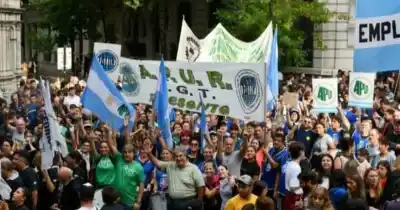No docentes se suman al paro y paralizan por completo las facultades de la UNR