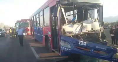 Chocó contra un camión en Luján y lo que pasó con el chofer del micro te va a helar la sangre