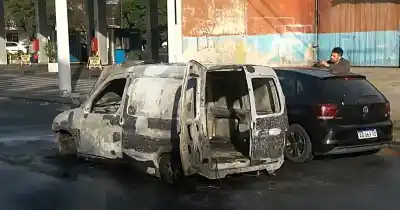 Se le incendió la camioneta de trabajo y lo que logró rescatar dejó helados a todos