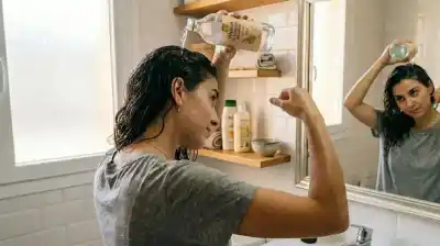 Lo que los expertos callan sobre el vinagre en el pelo: no es tan inocente como crees