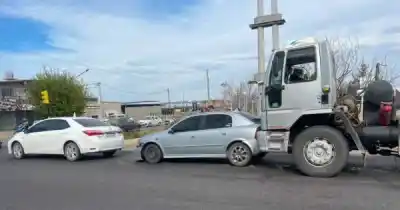 Un camión municipal desató el caos en pleno centro: el impacto dejó a un niño internado