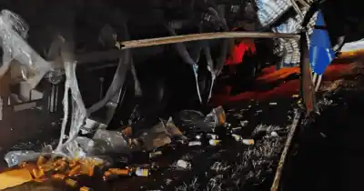 Chocaron dos camiones en la autopista y lo que pasó después es insólito: cientos de latas de cerveza taparon la calzada