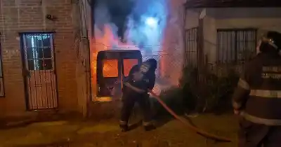 Se incendió una cochera en la zona norte: las llamas afectaron a una vivienda vecina
