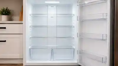 El error que todos cometemos al guardar la leche y que acelera su vencimiento