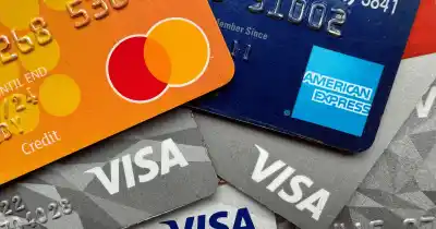 ¿Pensás que no podés dar de baja tu tarjeta de crédito porque debés cuotas? La ley dice lo contrario