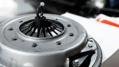 El secreto que pocos conocen para que el embrague de tu auto dure años