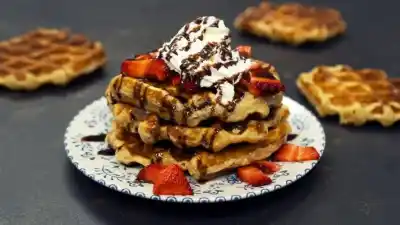 El secreto de los gofres de Bruselas que pocos conocen: la textura que los diferencia de los waffles