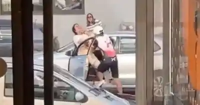 Golpeó un espejo retrovisor y lo que vino después fue una brutal golpiza en plena calle