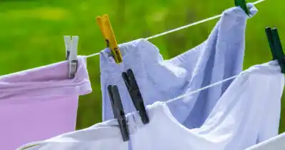 Se viene una seguidilla de días húmedos: el truco de la sábana que seca la ropa en minutos