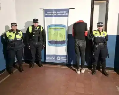 La amenazó varias veces y al ser detenida, una oficial terminó lesionada