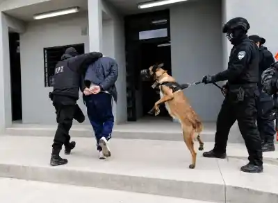 Traslado masivo de presos: el operativo que vació las comisarías de la URE