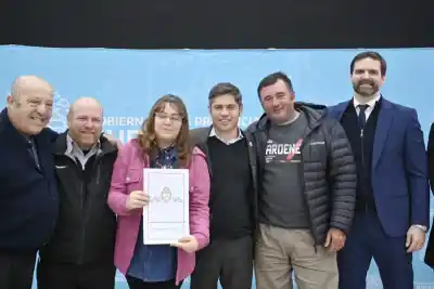 Kicillof en Mar Chiquita: entregó escrituras y apuntó contra Milei por la destrucción del Estado nacional