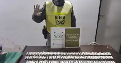 Viajaba en micro a Bariloche y un detalle en su valija delató a una pasajera: la policía encontró un cargamento oculto