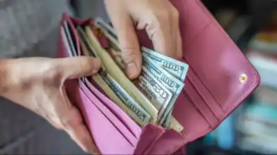 Los argentinos compraron dólares como locos en abril y el BCRA reveló a dónde fueron a parar