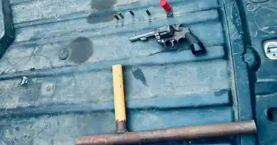 Intentaron escapar de un control policial y lo que encontraron en el forcejeo los dejó esposados